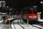 Die Fotographen strzen sich auf die neue in NRW. Hier die 110 490-0 am Abend in Aachen Hbf.