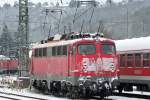 Die 110 300-1 steht eingeschneit abgestellt in Koblenz HBF am 18.12.2010