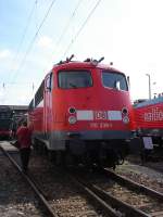 110-338 im DB Werk Erfurt. Aufgenommen zum Tag der offenen Tr am 27.08.05