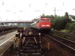 110 447-0 mit eine Regional Express auf Bahnhof Andernach am 20-7-2000.