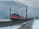 Die 110 491 am 29.01.2011 mit einem Turnuszug unterwegs bei Schwaz.