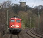 Nachdem die frisch Entklebte 110 457-9 (ex-AEG) am 06.02.2011 einen Zug von Aachen Hbf nach Aachen West brachte, fuhr sie wieder zurck nach Aachen Hbf. Hier bei der durchfahrt durch Aachen Schanz. Dieses Bild entstand vom Bahnsteig.
