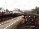 110 413-2 mit RE 11115 Koblenz-Emmerich auf Bahnhof Andernach am 20-7-2000.