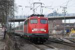 110 452-0 zieht einen IC durch Knigswinter Richtung Sden. Der Steuerwagen des IC befindet sich direkt hinter der Lok. Aufgenommen am 12/03/2011.