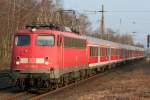 Die Braunschweiger 110 470-2 zieht die RB35 von Dsseldorf nach Emmerich durch Dinslaken am 15.03.2011