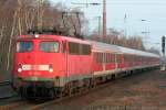 Die Frankfurter 110 404-1 zieht die RB35 von Kln nach Wesel durch Dinslaken am 15.03.2011