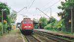 110 432 mit einer RB nach Erlangen am 3.8.05 im Haltepunkt Nrnberg-Neusndersbhl.