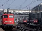 110 320-9, sowie 111 046-9 und 111 168-1 am  Holzkirchner-Bahnhof  in München ;110329