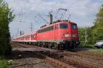 Mit einem N-Wagenzug als Schublok passiert die 110 470-2 den Bahnbergang Hackenbroicher Strae in Worringen. 17.4.2011