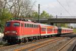 DB 110 494 am 15.4.11 mit einem n-Wagenpark bei der Durchfahrtz durch Dsseldorf-Angermund.