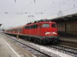 Die 110 363 mit einer RB am 07.01.2009 im Augsburger Hbf.