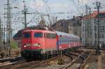 Mit gut - 20 Minuten kommt am 15.04.2011, DZ 2701 Tuttlingen - Kiel Hbf mit 110 438 nach Gleis 8 am Hbf von Hannover herein