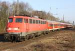 Die 110 427-2 zieht den RB35 Verstrker von Dsseldorf nach Wesel in Dinslaken ein am 23.03.2012