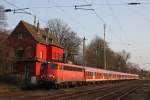 110 402 fuhr am 23.3.12 mit einem RB 35 Verstrker bei der Durchfahrt durch Ratingen-Lintorf.