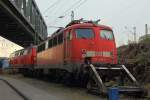 DB 110 435-5 und dahinter DB 218 360-6 in Kln Deutz am 14.4.2012. (Durch den Zaun fotografiert)