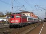 Eine Erinnerung an die 110 425: Die 110 425-6 fuhr an einem schnen Oktobertag im Jahr 2011 mit einem Pbz durch den Bahnhof Leer. Inzwischen liegt die 110 425 seit dem 04.06.2012 beim Bender in Opladen auf dem Schrott.