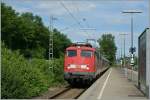 Die DB 110 416-5 erreicht mir ihrer Regionalbahn von Backnang ihren Zielbahnhof Marbach (Neckar). 
22. Juni 2012