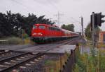 Am Bahnbergang Herrath kommt 110 457-9 mit einem RE 4 Verstrkerzug daher.