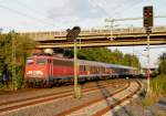 110 493-4 mit einem Verstrkerzug von Dsseldorf nach Aachen. Hier in Korschenbroich in Richtung Mnchengladbach unterwegs am Abend des 12.9.2012