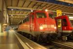 110 469-4 mit einem DB Autozug in Mnchen Hbf am spten Abend des 16.07.2012