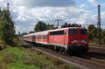 Der Herbst 2012 ist wohl der letzte, den die von ihrem Alter gezeichnet 110 493-4 erlben wird. Hier ist sie mit dem Fuballverstrker RE 10321 Dortmund Hbf - Hannover Linden/Fischerhof bei Gterlsoh unterwegs, 07.10.2012.