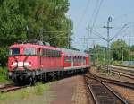 Die geschmckte 110 446-2 erreicht am 29.6.2012 den Bahnhof Marbach mit einer Regionalbahn aus Backnang.