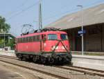 Die Stuttgarter 110 446-2 auf ihrer  Abschiedstournee  im Bahnhof Backnang. Hier umfhrt die Lok gerade den aus vier n-Wagen bestehenden Zug. Aufgenommen am 13. Juli 2013.