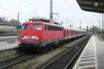 110 446 stellt in Augsburg Hbf einen Fussball Sonderzug nach Stuttgart bereit.