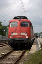 Leicht ausgerichtet, aufgenommem vom ffentlichen, offenem berweg zum Bahnsteig 3
prsentiert sich 110 449 - 4 mit aufgesteckten Zg2 (Tagessignal) am 29.06.2013 gegen 13:41  Uhr  im Kopfbahnhof Binz (Rgen)