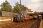 Ein Bild aus der guten alten Zeit vor der Verbreitung der Farbspraydose - damals waren Graffiti noch politisch und mit Pinsel und Rolle  handgemacht . 110 466 eilt am S-Bahn Haltepunkt Düsseldorf Derendorf vorbei in Richtung Duisburg, Aufnahme vom 17.06.1983.