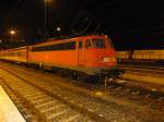 Am Abend des 22.02.2012 steht 110 431 mit ihren n-Wagen abgestellt im Bf Rosenheim. 
Diese Garnituren werden bislang noch als Verstärker-RBs zwischen Rosenheim und München eingesetzt; mit der Übernahme des Regionalverkehrs im E-Netz Rosenheim durch Veolia unter der Marke ,,Meridian'' mit dem Fahrplanjahr 2014 wird es damit hier genauso vorbei sein wie mit 111er-traktierten Dosto-Garnituren und 425/426-Einsätzen. Stattdessen wird es dann ein monotones Bild aus modernsten FLIRTs geben.