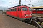 Führerstand 2 von 110 469-4 am 05.12.2013, als sie abgestellt in Basel Bad Bf stand. Sie brachte am Morgen des gleichen Tages den Pbz 2459 nach Basel. Ebenfalls zu sehen auf dem Bild, die Reste von dem Graffiti, dass der Lok wirklich nicht zu Gesicht steht.