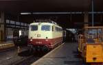 112 488-2 (und DB 142-5452) Ende der 1980er Jahre im Düsseldorfer Hauptbahnhof 