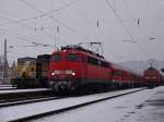 Am 26.3.13 verließ die inzwischen verschrottete 110 483 den verschneiten Tübinger Hauptbahnhof mit ihrem InterRegioExpress nach Stuttgart.