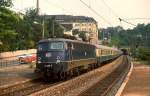 110 463-7 durchfährt im Mai 1978 mit einem D-Zug den Bahnhof Stuttgart-Feuerbach. In blau mit altem DB-Keks für mich immer noch die schönste E 10.3.