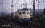 110438 fährt aus Richtung Bremen kommend mit einem Güterzug am 13.8.1988 in Osnabrück HBF ein.