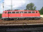 110 492-6 wartet am 29.08.06 in Emden Hbf. auf den nchsten IC nach Emden Auenhafen. Die 110 macht dann Kopf und die Zuglok luft am Zugende mit.