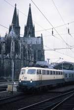 110 411-6 fährt Anfang der 1990er Jahre aus dem Kölner Hauptbahnhof aus
