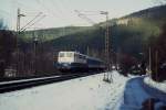 Mit einem Interregio ist 110 475-1 Ende der 1990er Jahre bei Kirchhundem auf der Ruhr-Sieg-Strecke unterwegs