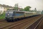 110 321 mit E 3137 (Bremen Hbf–Braunschweig Hbf) am 19.06.1993 zwischen Bremen Hbf und Bremen-Sebaldsbrck, aufgenommen aus N 5035 (Twistringen–Rotenburg [Wmme])