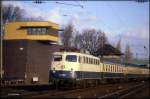 110420 passiert mit dem D 2244 nach Amsterdam am 19.12.1989 um 11.25 Uhr das Stellwerk am Hauptbahnhof Minden.