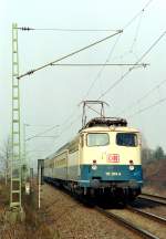110 289 mit RE 3121 (Bremen Hbf–Braunschweig Hbf) am 10.04.1996 zwischen Vhrum und Peine, aufgenommen am Bahnbergang  Schwicheldter Strae 