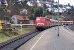 Idylischer Schwarzwald - 110 468 kommt mit ihrer Regionalbahn von Konstanz nach Triberg hereingerauscht.