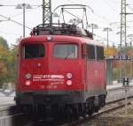 110 491-8 wartet im Bahnhof Murnau auf Ausfahrt in Richtung München. Zuerst darf noch unsere RB mit der wir von Klais gekommen sind ausfahren. 110 491 gehört zur Firma BTE, BahnTouristikExpress. Die Lok kam 1968 auf die Gleise der DB, auffallend sind die neuen LED Leuchten. 09.10.2015 Bahnstrecke 5504 München Hbf. - Mittenwald Grenze. 