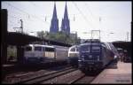Das Flair der neunziger Jahre: Blaue 110263, türkis beige 215040 und türkis beige 110307 am 21.5.1992 vor der Kulisse des Kölner Dom im Bahnhof Köln Deutz.