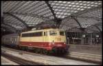 110486 fährt am 30.9.1993 um 12.25 Uhr mit einer Silberling Garnitur in Köln HBF in Richtung Köln - Deutz weiter.