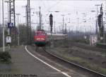 Der RE3 Hamm-Dsseldorf fhrt in Wanne-Eickel HBf. ein. 110 420-7 zieht, vor dem Steuerwagen gekuppelt, den Zug und 111 155-8 (offentsichtlich planm.Zuglok) luft am Ende abgebgelt mit. 25.03.2007