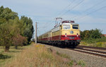 E 10 1309 beförderte am 28.08.16 einen AKE nach Leipzig. Hier rollt der Sonderzug durch Greppin Richtung Bitterfeld.