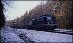 Die blaue 110287 bespannte am 24.11.1990 den D 2737 nach Westerland. Um 9.58 Uhr kam sie mit ihrem Zug durch den Wald im Wiehengebirge bei Ostercappeln in Richtung Norden.