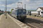 Hier noch ein Nachschuß auf die CBB 110 278-9 die am Dienstag den ersten Mai durch Roisdorf nach Mönchengladbach Hbf fuhr.
Dank an den FDL der uns den Wink gab das die Lok noch auf dem Weg sei und so konnten Stefan Hochstetter, Tim Belz und ich diese schöne Maschine noch ablichten. 1.5.2018